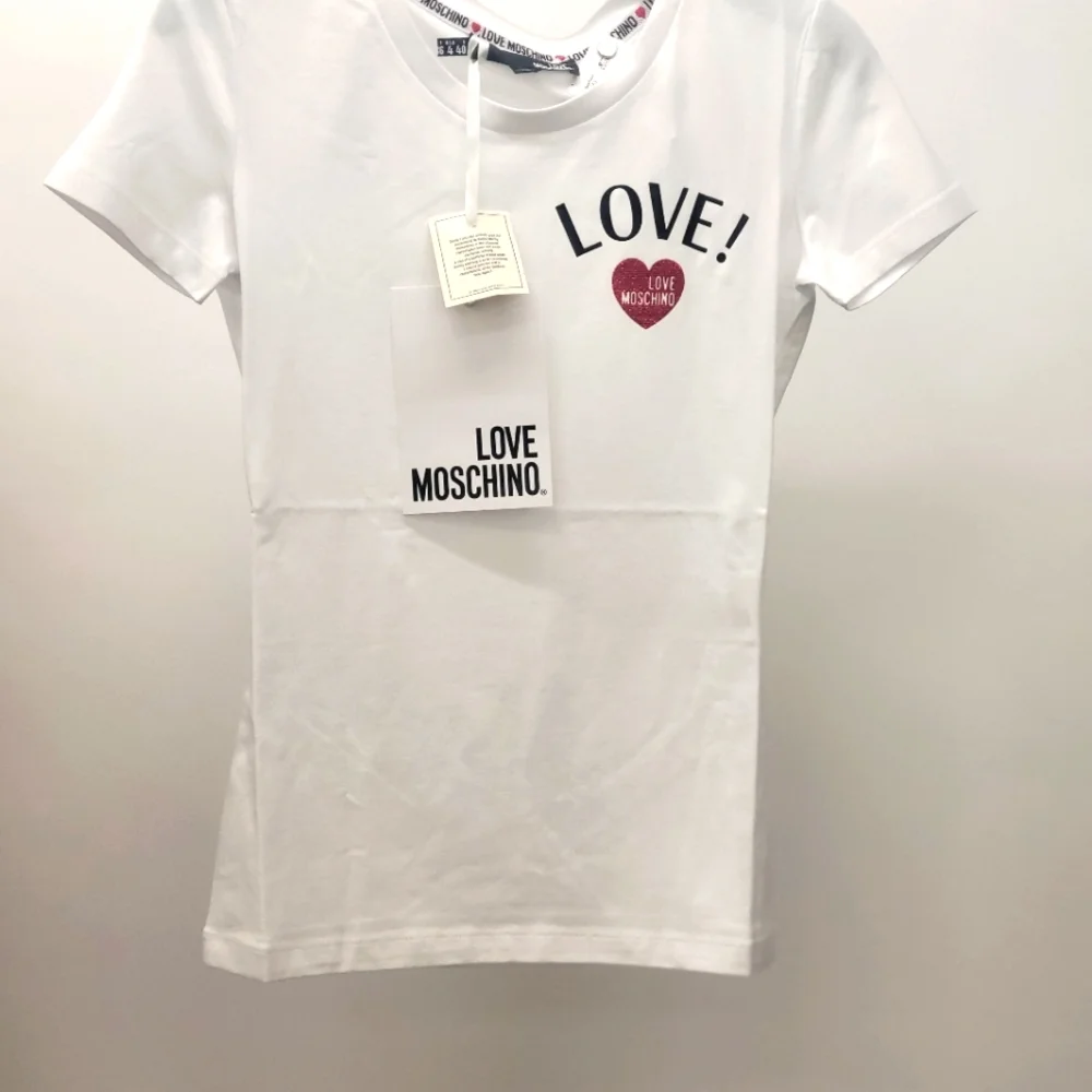 💯Authentic Moschino White Tshirt With Signature Red Heart. Size4 - Picture 1 of 1